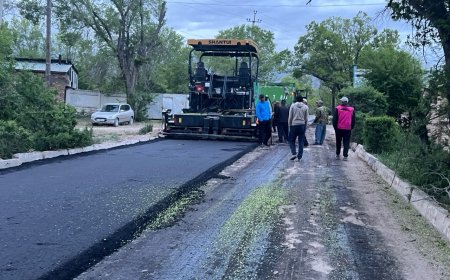 Ысык-Көл районунда 2024-жылга пландалган 20 чакырым курорттук жолдордун 4 чакырымына бүгүнкү күндө асфальт төшөө иштери аяктады.