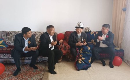 9 мая глава Иссык-Кульской райгосадминистрации аким Ормонов Жапарбек Туратович проведал и получил информацию о состоянии здоровья ветеранов Великой Отечественной войны в селе Сары-Камыш, Чоктал, Кара-Ой и передал материальные средства в размере 5 000 тысяч сомов.