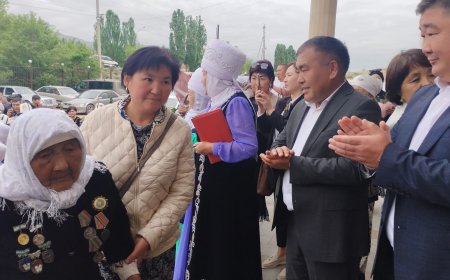 Ысык-Көл райондук мамлекеттик администрациясынын башчысы-аким Жапарбек Ормонов "Энелер күнү" майрамы менен апаларды куттуктады.
