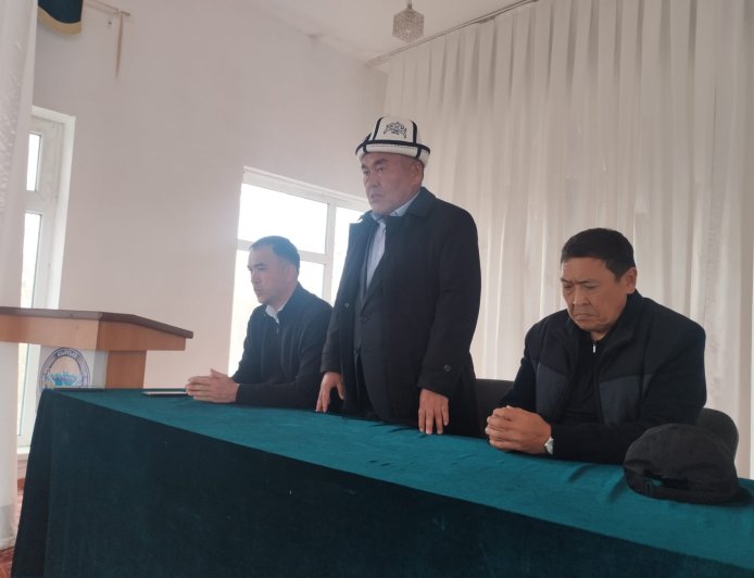 Ысык-Көл райондук мамлекеттик администрациясынын башчысы-аким Жапарбек Ормонов Бактуу-Долоноту айылынын жергиликтүү тургундары менен жеринде барып жолукту.