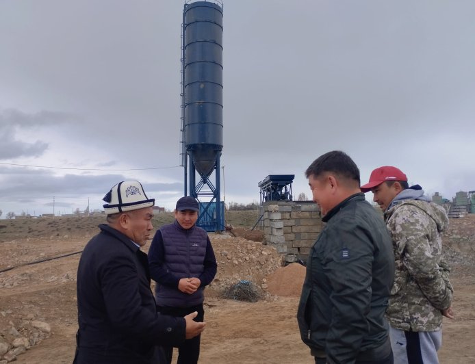 Ысык-Көл райондук мамлекеттик администрациясынын башчысы-аким Жапарбек Ормонов Кара-Ой айылында курулуп жаткан "Аалам Бетон" инерттик материалдарды чыгаруу заводу менен таанышты.