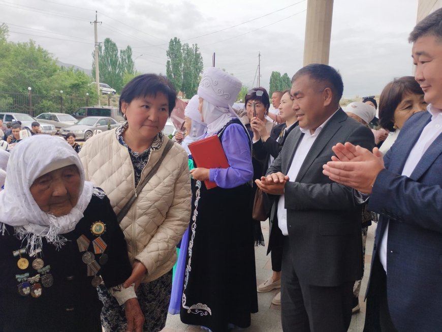 Ысык-Көл райондук мамлекеттик администрациясынын башчысы-аким Жапарбек Ормонов "Энелер күнү" майрамы менен апаларды куттуктады.